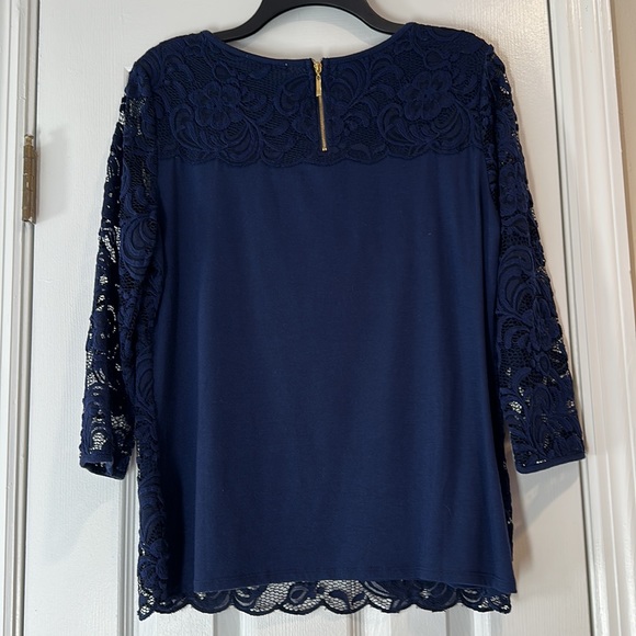 Lacy overlay on front with 3/4 sleeve and zippered back - Picture 4 of 8